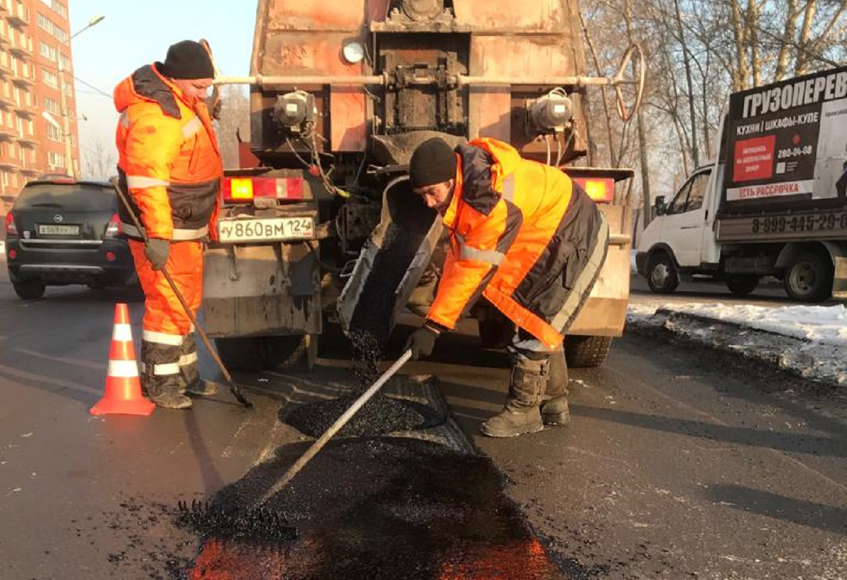 В Красноярске на Коммунальном мосту начали ремонтировать дорожные ямы