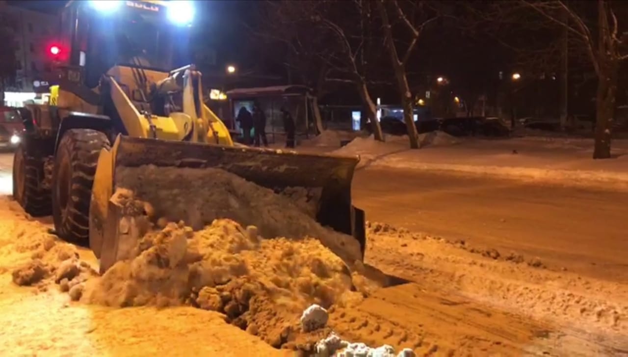750 кубометров снега вывезли с улицы Полтавской в Нижнем Новгороде 2 февраля - фото 1