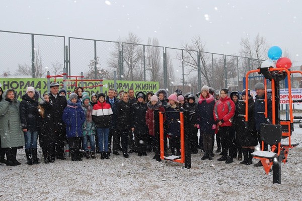 В городе Шахты в снегопад открыли спортивную площадку