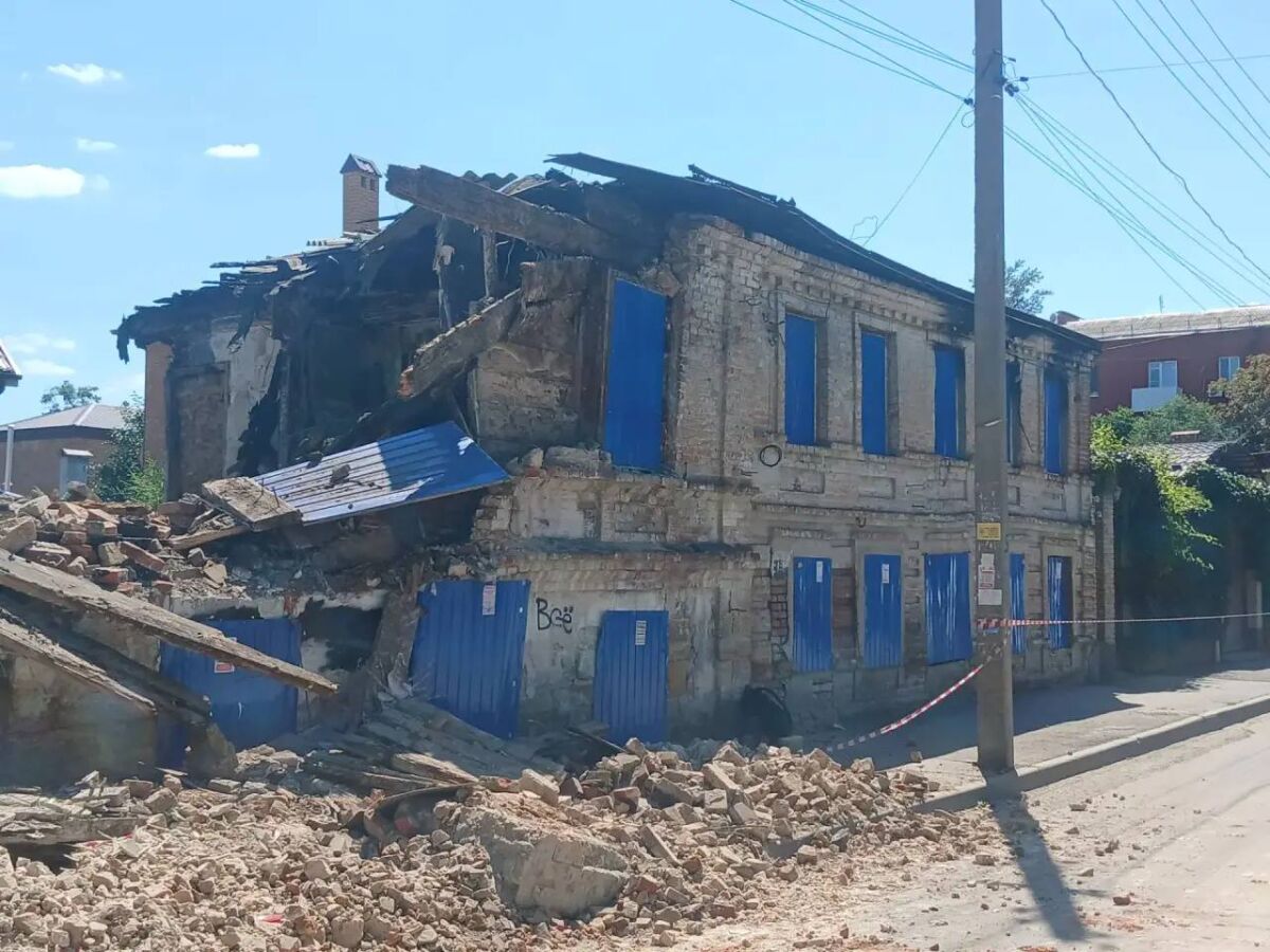 В Ростове при сносе аварийного дома на автомобиль обрушилась стена - фото 2