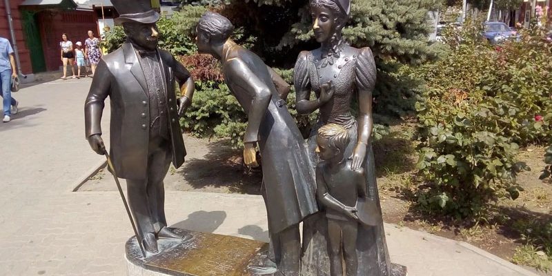 Памятник Раневской и композицию «Толстый и тонкий» вернули на свои места в Таганроге