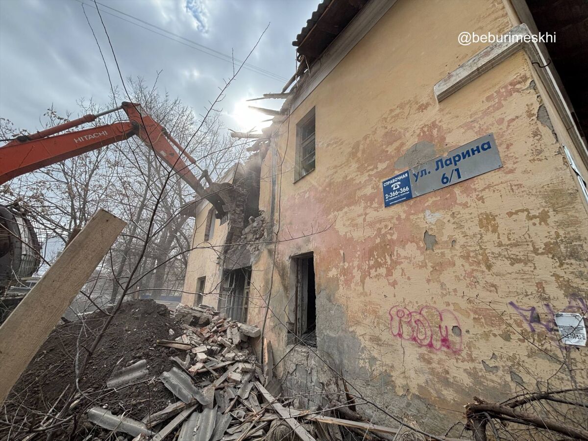 Ростове начался снос аварийного многоквартирного дома на улице Ларина - фото 1