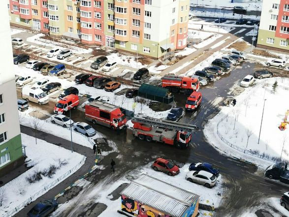 Балкон жилого дома загорелся в нижегородском ЖК «Цветы» 31 марта - фото 1