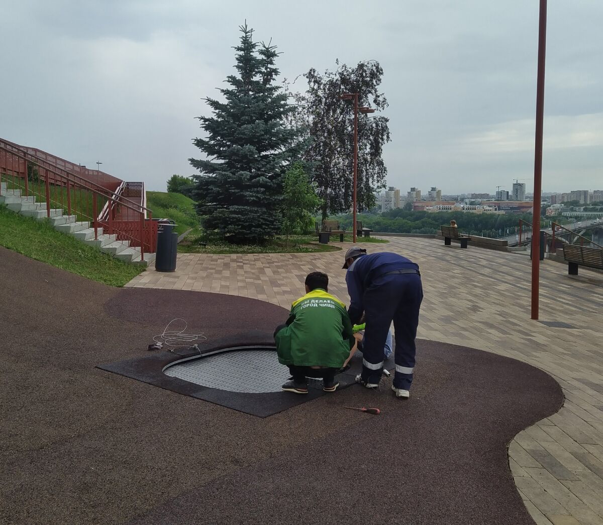 Нижегородка возмутилась отдыхающими в гамаках рабочими на Федоровского - фото 2