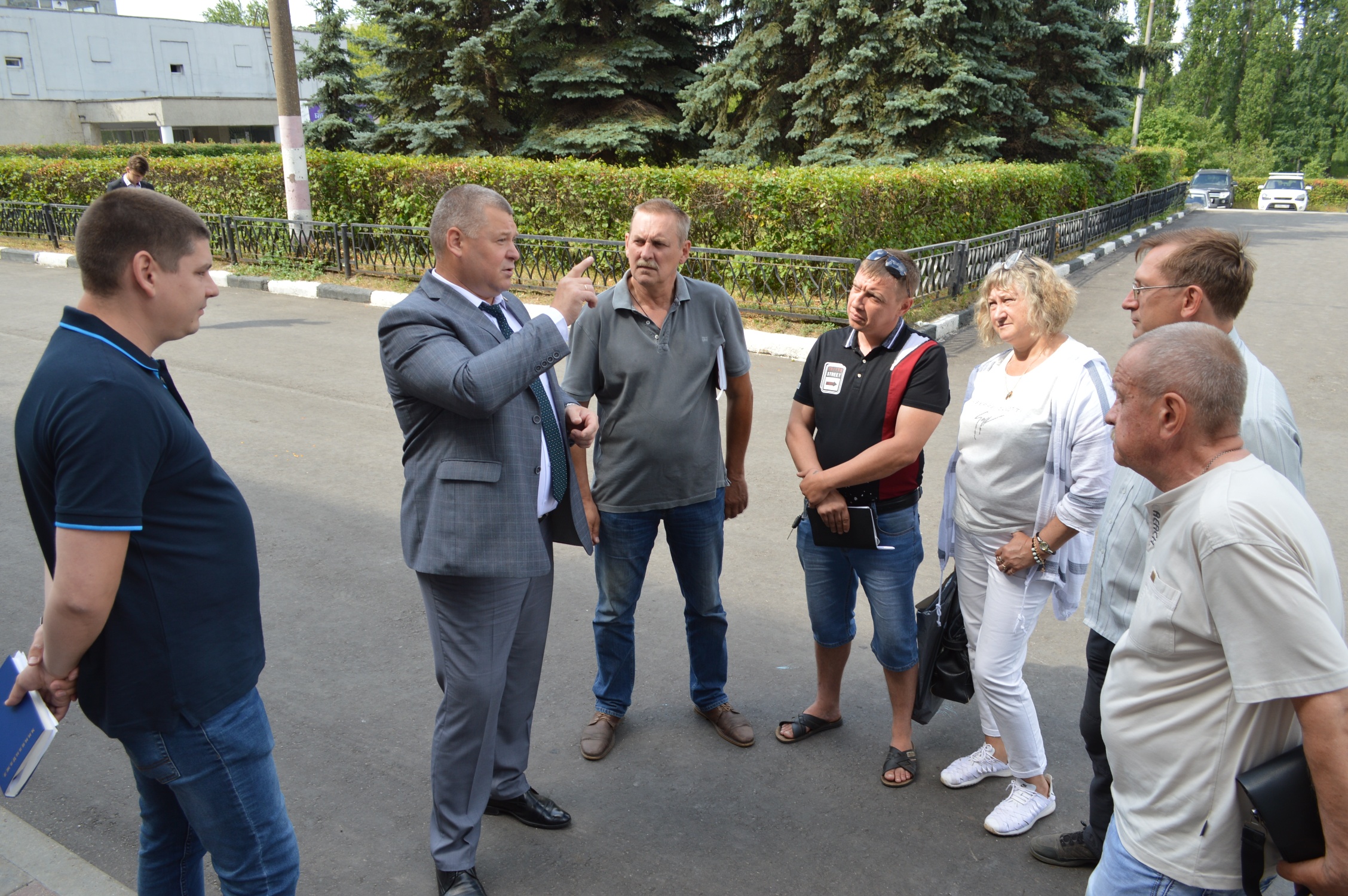 Владимир Кропотин поручил очистить остановочные павильоны от несанкционированных объявлений и вандальных надписей - фото 1