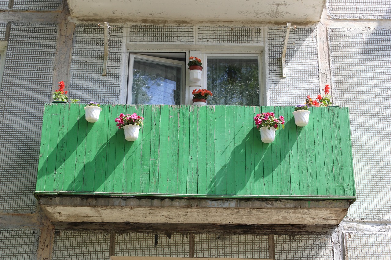Ветхий балкон рухнул в Воронеже вместе с женщиной  - фото 1
